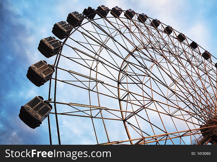 A ferris wheel at an amusement park. A ferris wheel at an amusement park