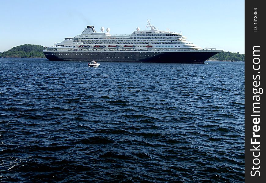 Picture of cruiser departing from harbour.