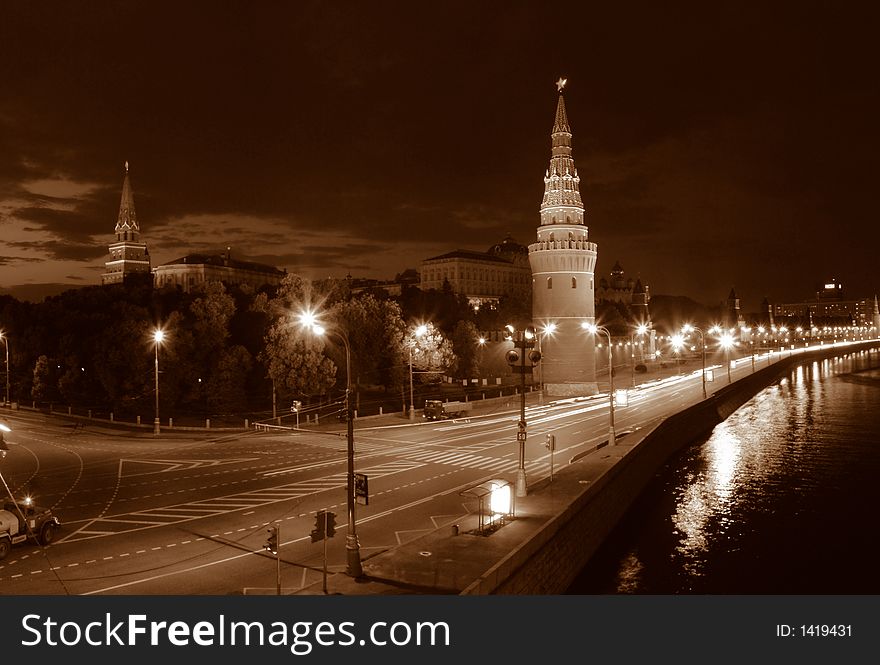 Night Moscow. The Kremlin wall along the river of Moscow.