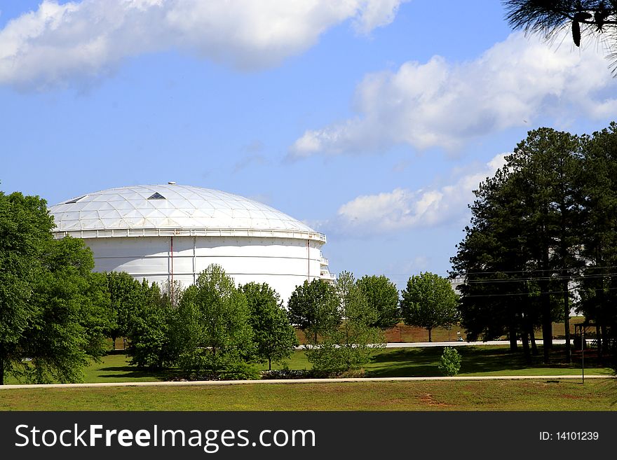 Fuel depot storage tank architecture with a natural foreground