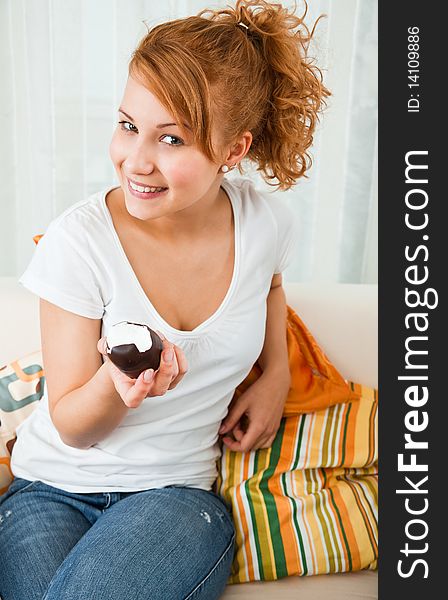 Young, beauty girl eating chocolate cake an smiling