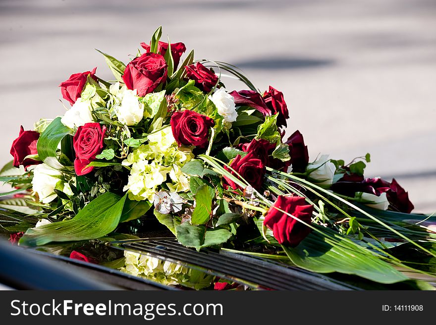 Buket flowers for the wedding on a car