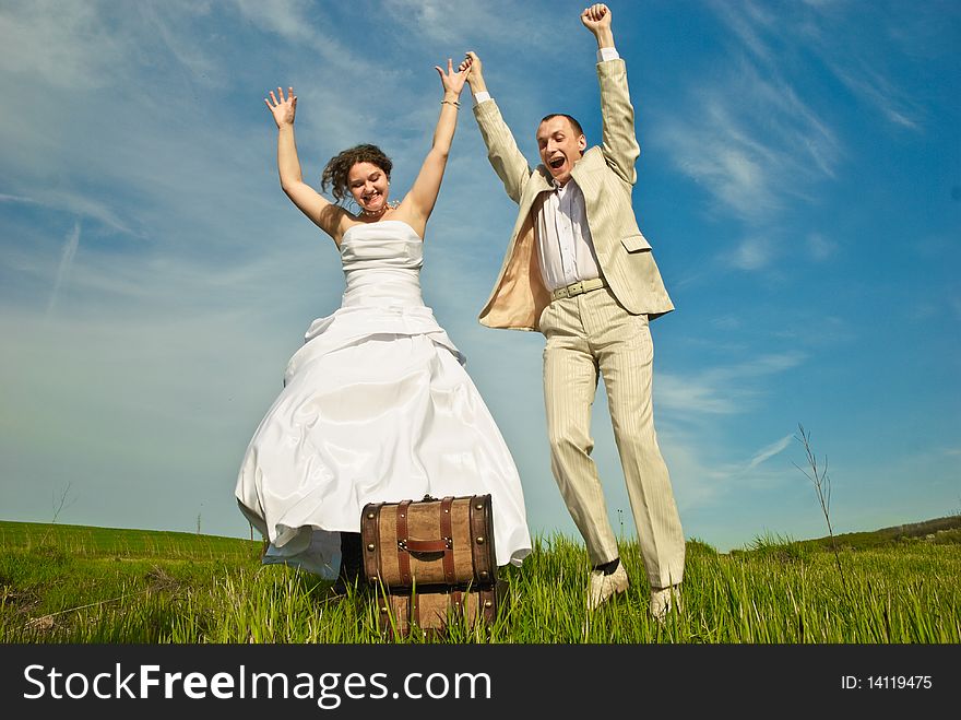 Wedding couple found a treasure box at spring meadow hill