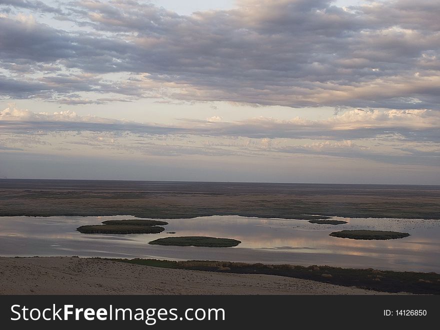 Sudochie Lake, Usturt Plateau