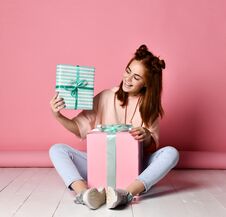 Free Girl Sitting Floor Birthday Gifts Royalty Free Stock Photography - 141203107