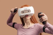 Happy Young Red-haired Woman Using A Virtual Reality Headset Royalty Free Stock Photos Happy Young Red-haired Woman Using A Virtual Reality Headset Royalty Free Stock Photos