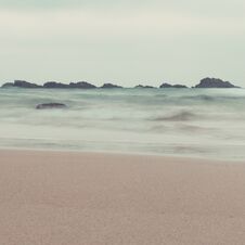 Free Fine Art Ocean Waves And Rocks Landscape In Pastel Tones. Vintage Colors. Beach, Waves And Sky In Same Tones For Artistic Outdoor Royalty Free Stock Images - 141279719