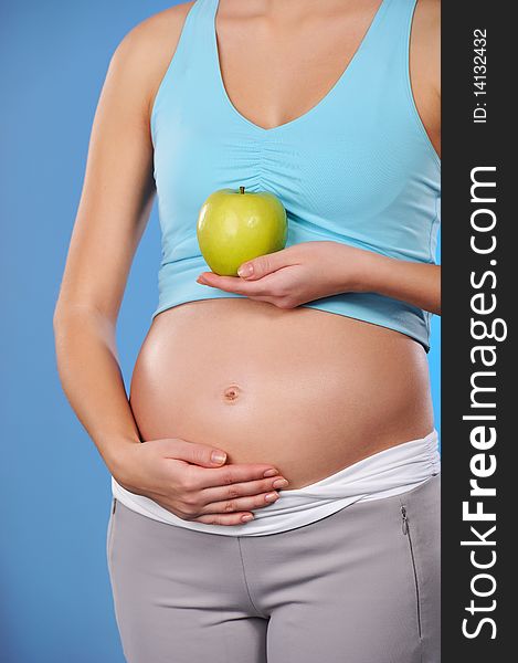 Pregnant woman with green apple