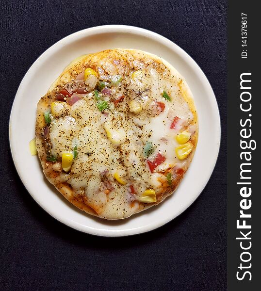 ¬¬ Homemade sweet corn vegetable pizza: a popular food of everybody.