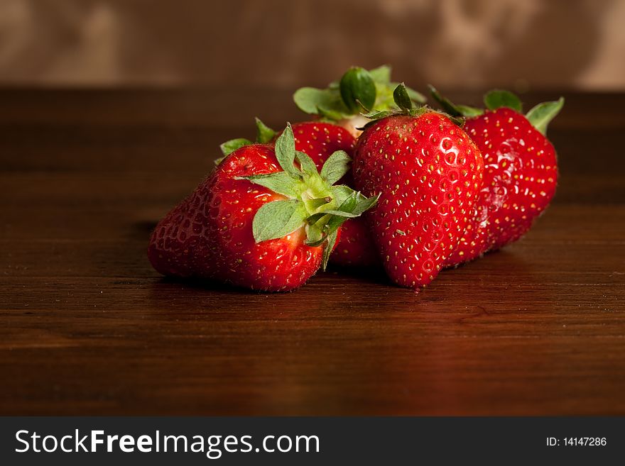 Photo of i strawberries on wood table