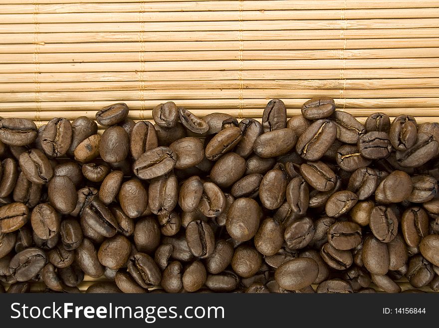 Coffee beans. Lie on a wooden surface. Top view