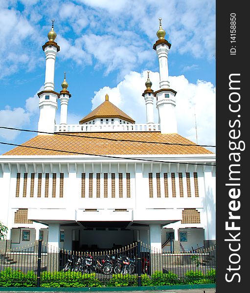 This mosque has modern style of architecture. This mosque has modern style of architecture