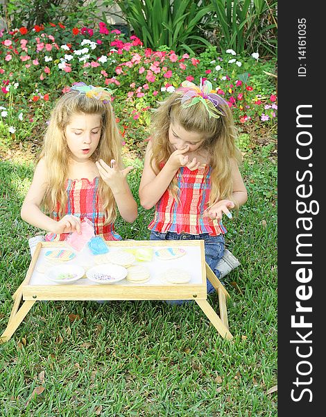 Children frosting cookies