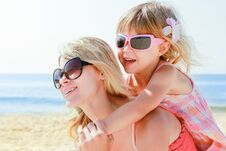 Happy Parent Mom Pregnant With The Child Of The Sea In The Summer On The Nature Royalty Free Stock Images