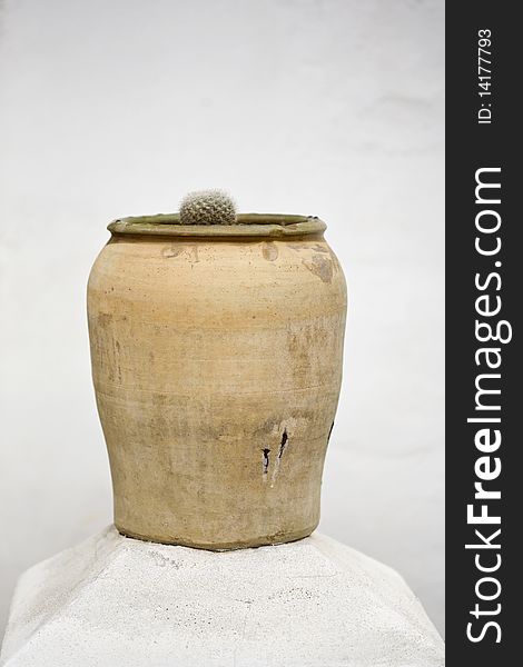 One ceramic pots, vertical
Photo