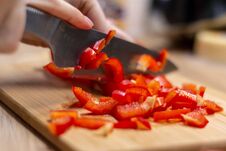 Free Woman Hands Cutting Vegetables In The Kitchen Stock Photo - 141738570