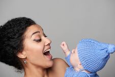 Free Pretty Woman Holding A Baby In Her Arms Royalty Free Stock Photography - 141769617