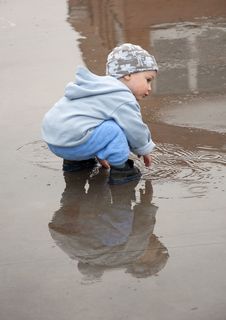 Child In A Puddle Royalty Free Stock Images Child In A Puddle Royalty Free Stock Images