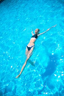 Beautiful Girl With Blond Hair And A Perfect Figure In A Swimsuit Pays In The Outdoor Pool Royalty Free Stock Photo