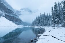 First Snow Morning At Moraine Lake In Banff National Park Alberta Canada Snow-covered Winter Mountain Lake In A Winter Atmosphere. Stock Photos