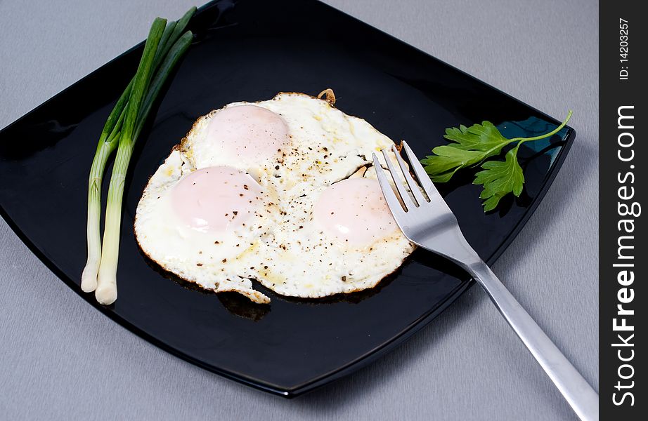 Fried eggs seasoned with salt and pepper