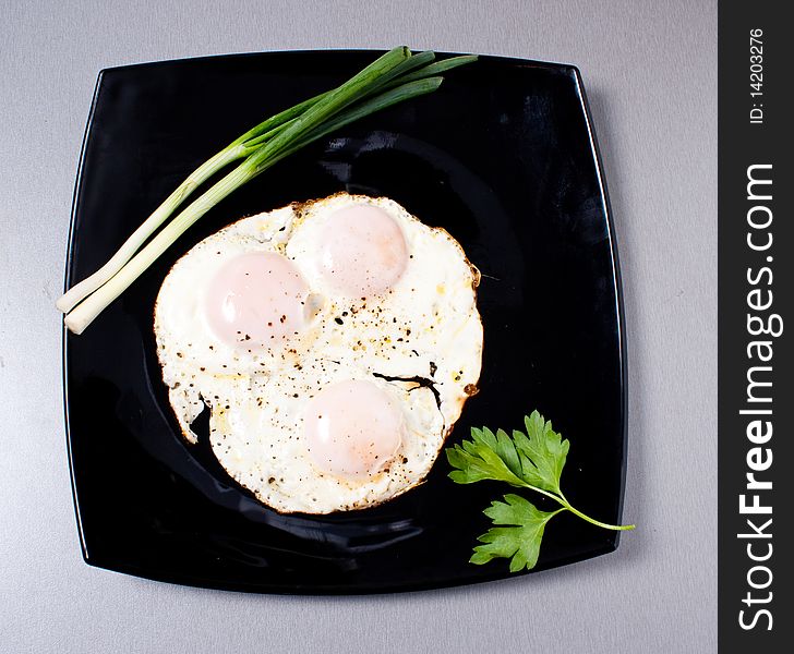 Fried eggs seasoned with salt and pepper