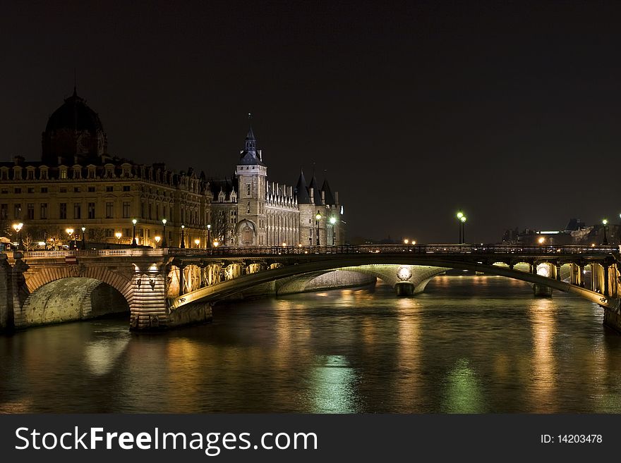 Photo of nightview of Bastille Prison in Paris