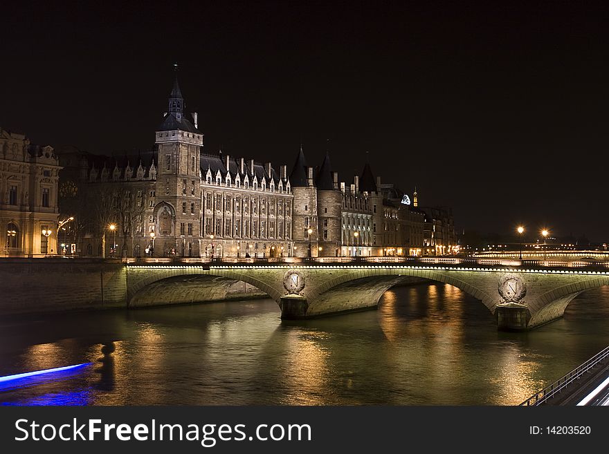 Photo of nightview of Bastille Prison in Paris