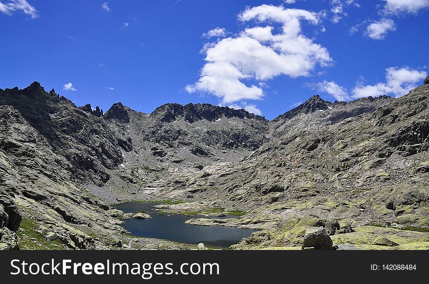 El circo de Gredos es un circo glaciar situado en la zona central de la vertiente norte de la Sierra de Gredos &#x28;sierra perteneciente al Sistema Central&#x29;. Administrativamente está dentro del término municipal de Navalperal de Tormes, un municipio español ubicado en el suroeste de la provincia de Ávila &#x28;sur de Castilla y León&#x29;. Es uno de los parajes más importantes del Parque Regional de la Sierra de Gredos. Es el circo glaciar más extenso de la Sierra de Gredos y de todo el Sistema Central, con sus 33 hectáreas de superficie aproximada. En el este del circo está el Pico Almanzor, el más alto de la cordillera con sus 2592 msnm.