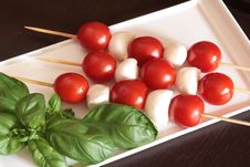 Cherry Tomatoes And Mozzarella On Skewers Royalty Free Stock Photos Cherry Tomatoes And Mozzarella On Skewers Royalty Free Stock Photos