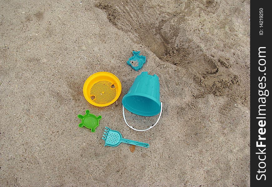 plastic play toys for at the beach
