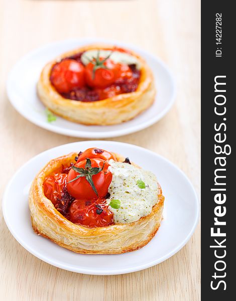 Tartlets with cherry tomatoes