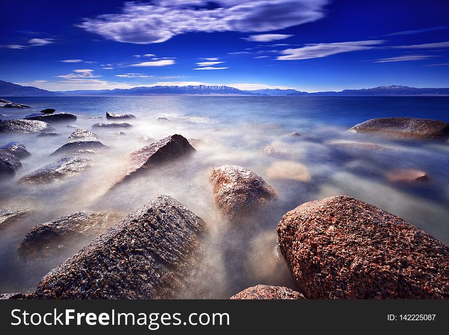 Beautiful scenery on the shore of selimu lake in xinjiangï¼ŒLake selimu, the last tear of the Atlantic ocean, is really very beautiful, as blue as the sea, as vastï¼ŒWaves beat against the rocks on the shore, creating layers of white fog