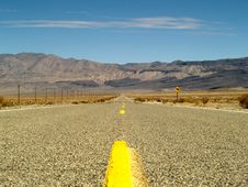 Desert Road Through Death Valley, California Royalty Free Stock Image Desert Road Through Death Valley, California Royalty Free Stock Image