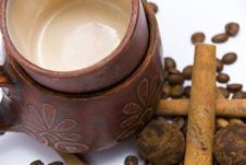 Coffee Cups And Coffee Beans Close-up Stock Images Coffee Cups And Coffee Beans Close-up Stock Images