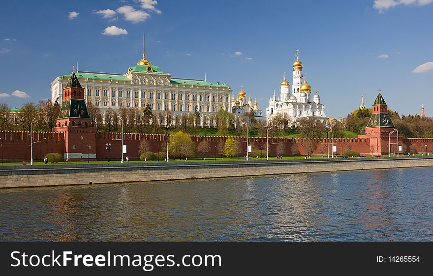 Vew on Moscow kremlin from Sofijskaya quay