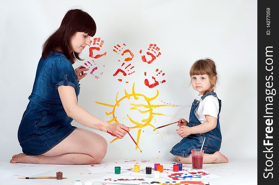 Mother and daugher painting at studio