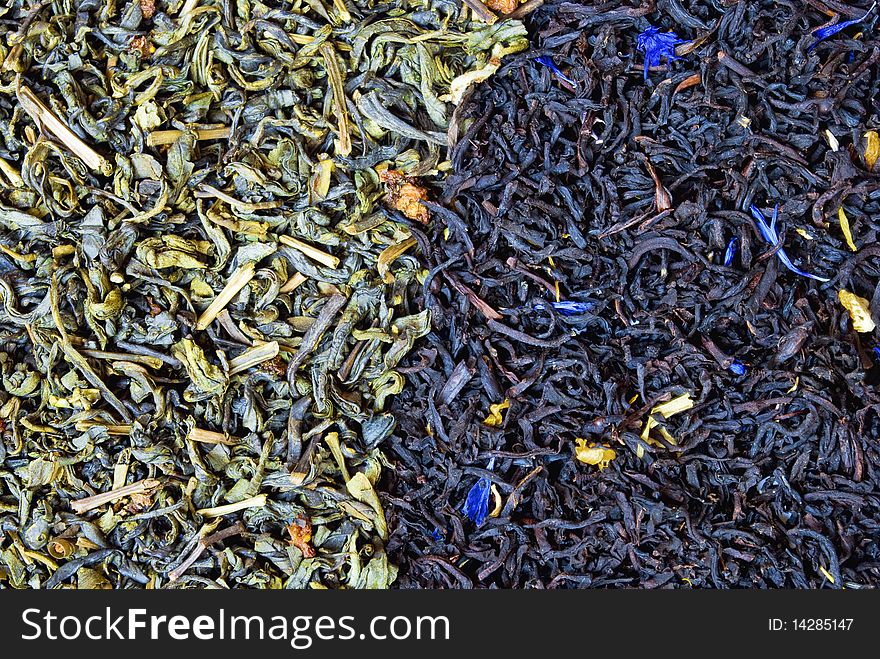 The scattering of black and green tea. Close-up