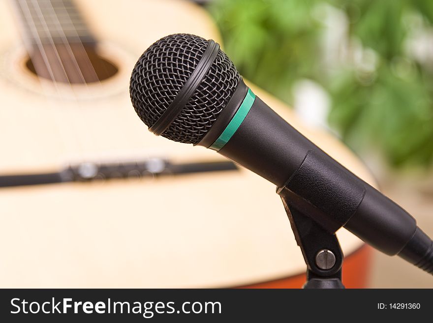 Microphone with guitare in the background