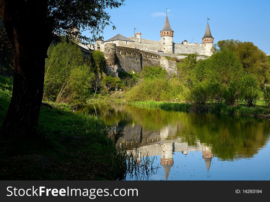 An image of beautiful medieval fortress and river