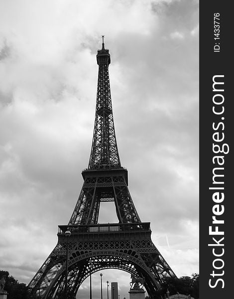 Eiffel tower in black and white