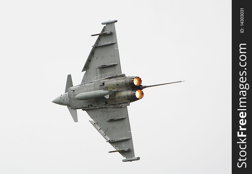 A Eurofighter banks right with its afterburners lit at an airshow in 2009