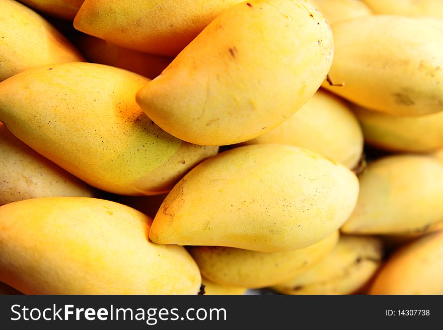 Yellow mangoes from thailand, very delicious fruit
