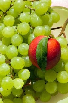 Nectarine And Grape Royalty Free Stock Image Nectarine And Grape Royalty Free Stock Image