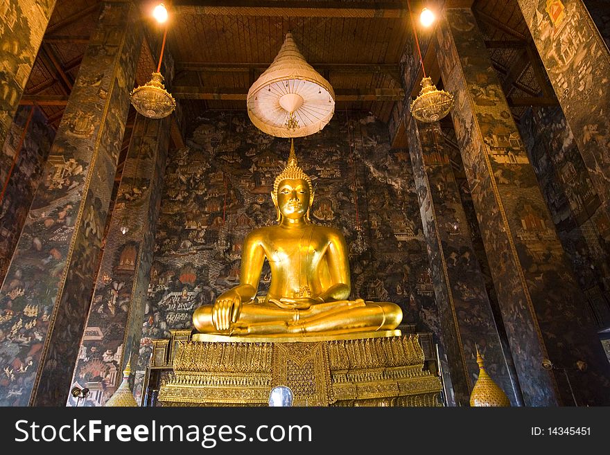 Big Golden Buddha in Wat su tat