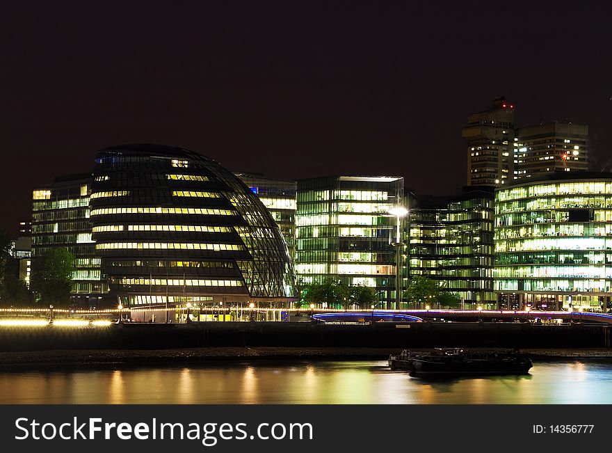 Night view of the London City Hall and its adjacent buildings