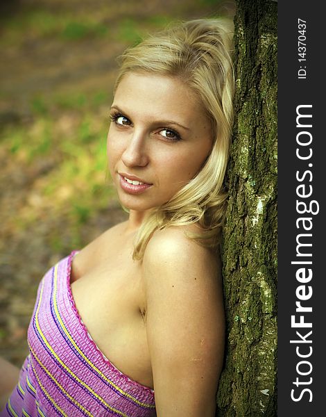 Pretty blonde in a tree (picture)