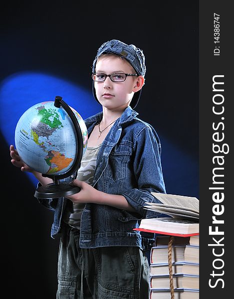 The boy of ten years in glasses gets on the hip student's globe. Low key. The boy of ten years in glasses gets on the hip student's globe. Low key