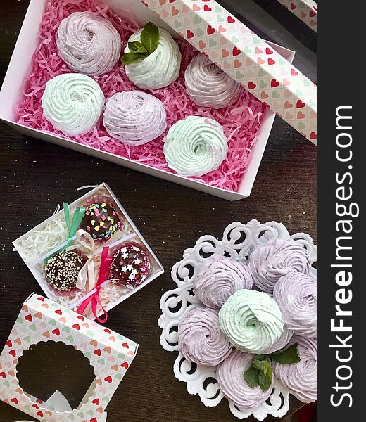 Gift sets of desserts. Homemade cake pops and marshmallows are packed in beautiful gift boxes.