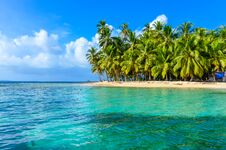 Free Beautiful Lonely Beach In Caribbean San Blas Island, Kuna Yala, Panama. Turquoise Tropical Sea, Paradise Travel Destination, Stock Photo - 143990810